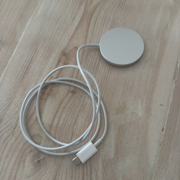 Apple White USB-C Wireless Charger - Picture 10 of 10